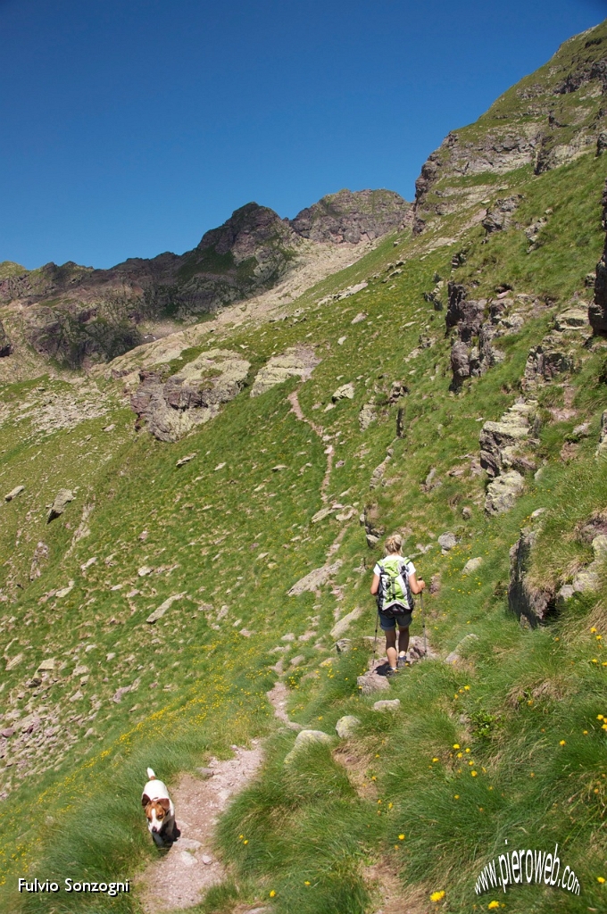 17- Sentiero verso i laghi (in alto il m.Pradella 2626 m.).jpg